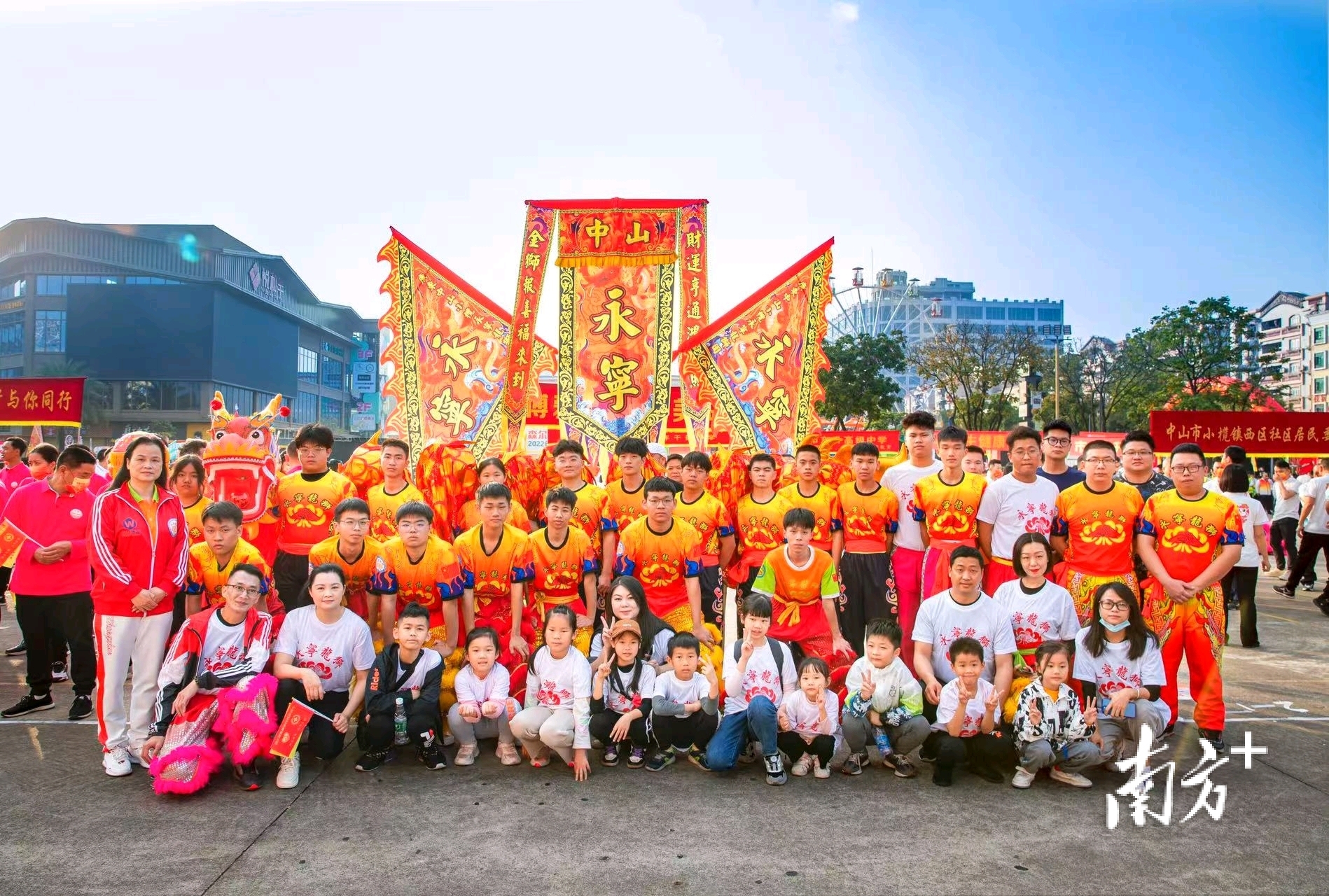 随后, 近千人参赛