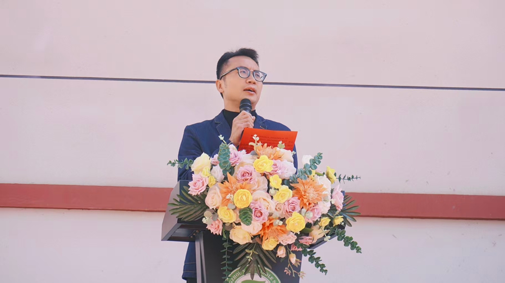 届体育节亮, 他首先对莅