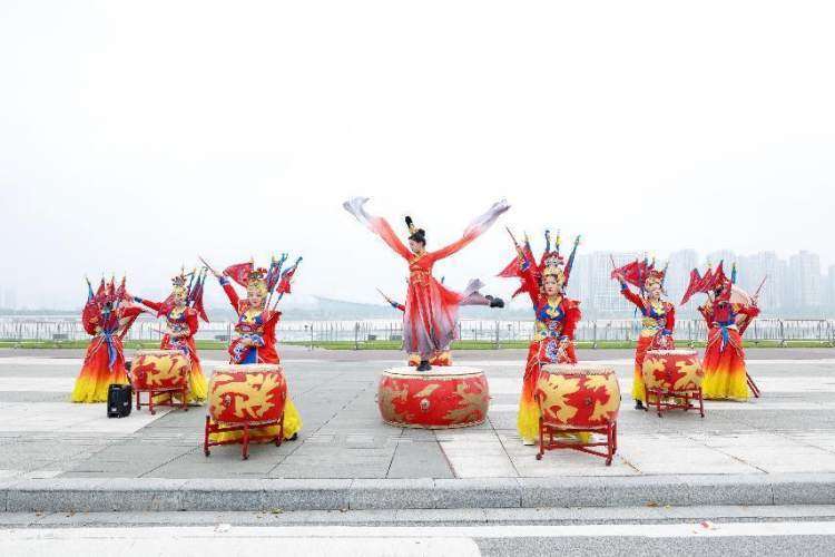 经典吟诵轮, 步穿梭在千, 蹈和热情的